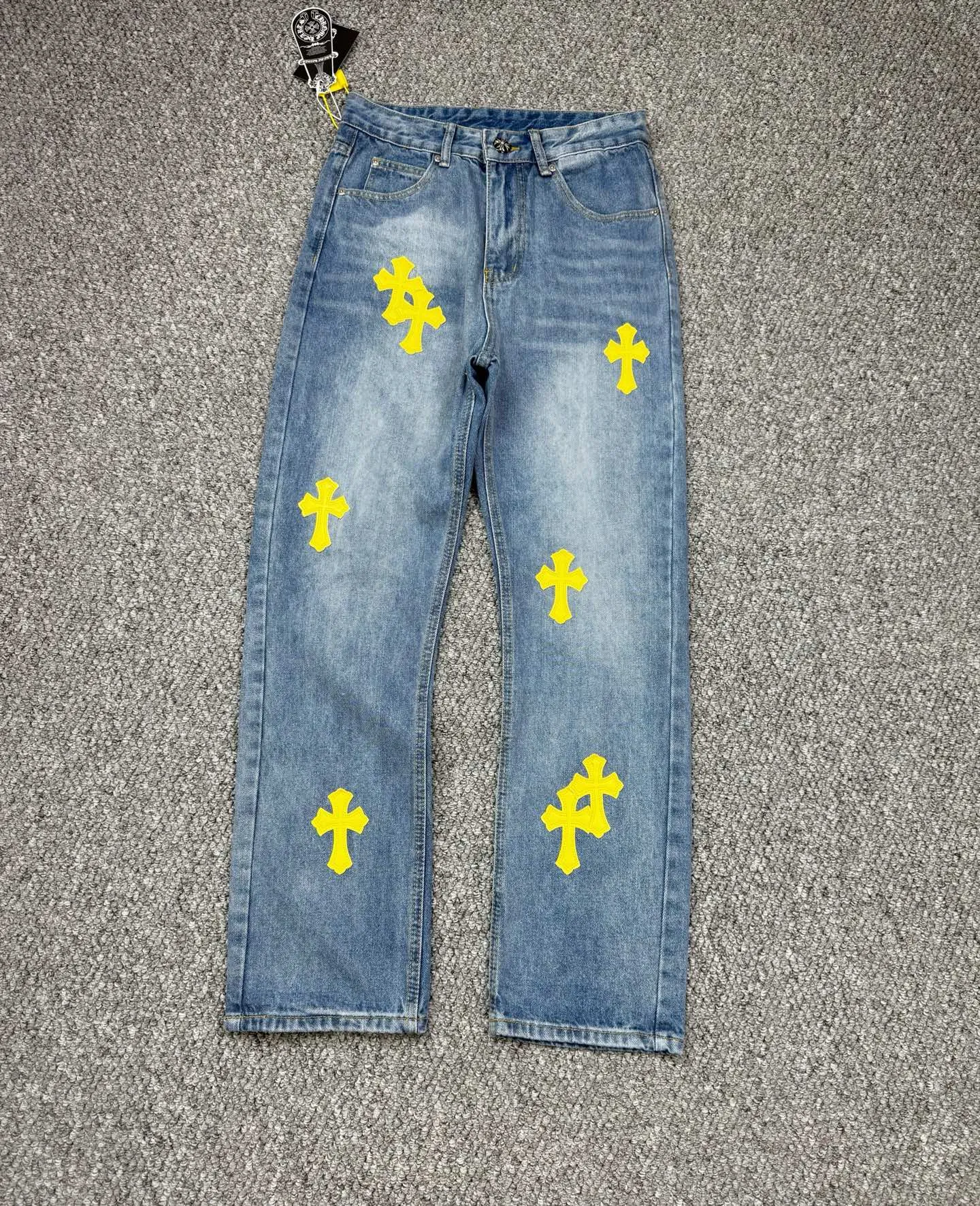 P240 Style No.: H838 Chrome Hearts & Chrome Hearts High-end Chrome hearts blue and yellow leather cross patchwork leather jeans, the same style as the trendy uncle. Original hardware accessories, washed and other elevators, QR code analysis are all purchased from the original factory, high degree of restoration, you are welcome to compare with a certain product~ Three-dimensional version, loose and comfortable, not picky about the figure, taller and slimmer, factory Seiko, original quality control, same style for men and women, can be matched with couples, versatile recommendation, must-have jeans for all seasons, fashionable people have been disappointed From the quality selection of fabrics, the tailoring of details, and the matching of patterns, everything is impeccable! The upper body is so handsome when worn...it can be easily worn by men, women and children! The craftsmanship is made of heavy-duty washed pure cotton denim fabric. After washing, it is soft and thick and looks very stylish when worn. Size: 28, 30, 32, 34 Color: blue
